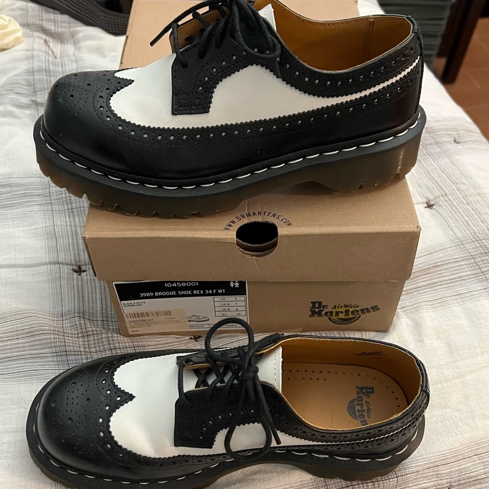 Dr Martens 3989 Brogue shoe
Wing tip style 
Unisex
Mens 7
Womens 8
EU 39